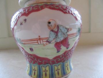 Chinese Jiangxi dekselpot Mun Shou Famille Rose porselein  beschikbaar voor biedingen