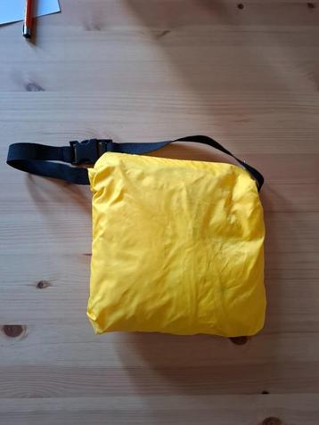 Gele Poncho One-Size-Fits-All beschikbaar voor biedingen