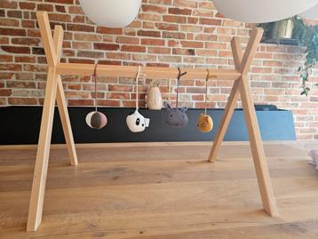 Babygym hout met knuffeltjes  beschikbaar voor biedingen