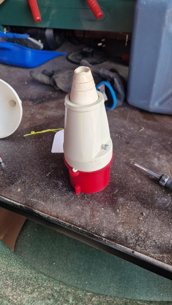 Bieden: prima stekker krachtstroon 32 Amp, Doe-het-zelf en Verbouw, Elektra en Kabels, Ophalen of Verzenden, Gebruikt, Stekker