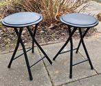 2 zwarte, inklapbare krukjes met metalen poten, Huis en Inrichting, Krukjes, Ophalen, Gebruikt, Hout