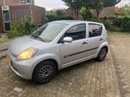 Daihatsu Sirion 1.0 51KW 2006 Grijs, Auto's, Voorwielaandrijving, Stof, Handgeschakeld, 3 cilinders