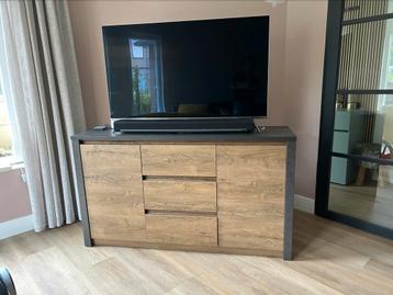 Dressoir zwart hout 140x80cm beschikbaar voor biedingen