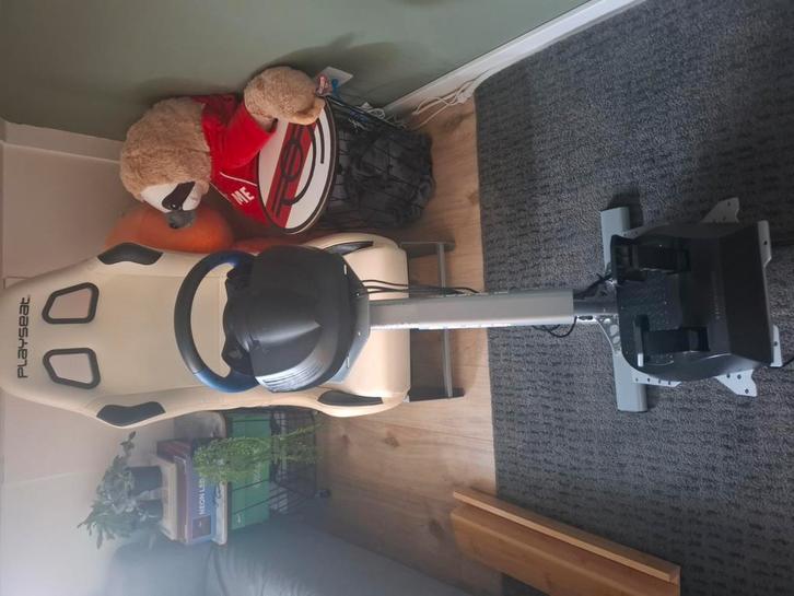 Playseat met Thrustmaster T150 stuur met pedalen, Spelcomputers en Games, Spelcomputers | Sony PlayStation Consoles | Accessoires