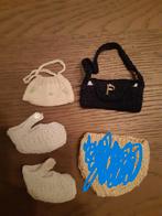 gebreide poppenkleertjes: sokjes en tasjes, Ophalen of Verzenden, Nieuw, Kleertjes