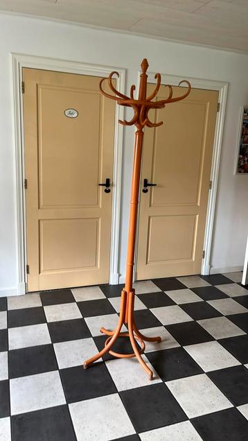 Vintage staande kapstok.Thonetstijl. beschikbaar voor biedingen