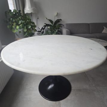 ronde marmeren tafel met zwarte metalen voet – Haco beschikbaar voor biedingen