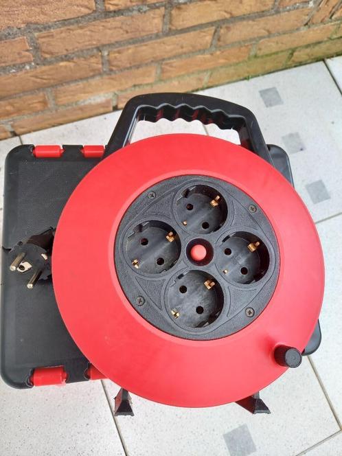 Besli kabelbox verlengsnoer met 4 geaarde stopcontacten, Doe-het-zelf en Verbouw, Elektra en Kabels, Zo goed als nieuw, Kabel of Snoer