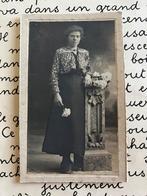 Oude foto op karton - Dame met roos, Verzamelen, Foto's en Prenten, Gebruikt, Foto, Ophalen of Verzenden, Voor 1940