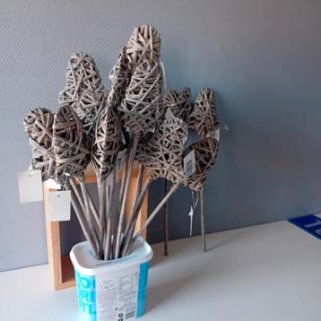 Decoratieve rieten hartjes op stok beschikbaar voor biedingen