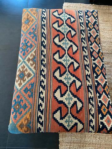 Prachtige footstool, hocker kelim beschikbaar voor biedingen