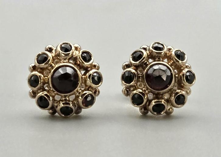 Antieke gouden oorbellen met edelsteen granaat. 2026/11., Sieraden, Tassen en Uiterlijk, Antieke sieraden, Oorbellen, Goud, Met edelsteen