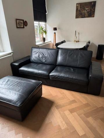 KIVIK leren Bank + Hocker beschikbaar voor biedingen