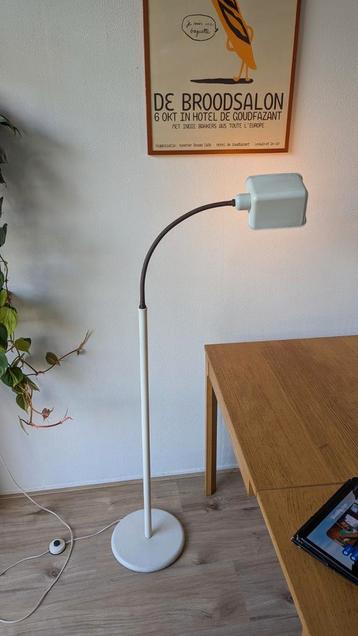 Cream 70s floor lamp Vrieland Design Vloerlamp vintage wit beschikbaar voor biedingen