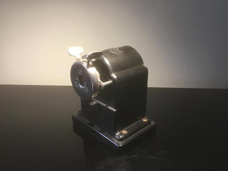 DDR potloodscherper in bakeliet, Antiek en Kunst, Curiosa en Brocante, Verzenden