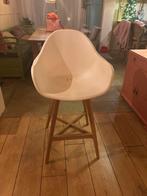 Ikea Witte kunststof barkruk met houten poten, Huis en Inrichting, Barkrukken, Kunststof, Met voetsteun, 60 tot 90 cm, Ophalen of Verzenden