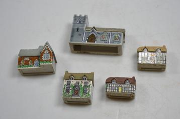 Collectors items: Wade Whimsey, Engelse cottage huisjes. 