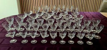 Prachtig 50-delig mooi geslepen kristallen glasservies beschikbaar voor biedingen
