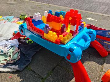 Mega Blocks inklapbare speeltafel met opbergruimte erin beschikbaar voor biedingen