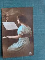 Antieke briefkaart met dame aan piano, Ophalen of Verzenden, Voor 1920, Gelopen