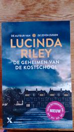 Lucinda Riley - De geheimen van de kostschool, Boeken, Ophalen of Verzenden, Nieuw, Lucinda Riley