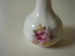 Mooi Vaasje met afbeelding van een roos, Gebruikt, Overige kleuren, Aardewerk of Porselein, Ophalen of Verzenden