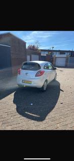 Ford Ka 1.2 69pk 2012 Wit parelmoer nieuwe apk airco, Auto's, Ford, Voorwielaandrijving, 4 cilinders, 4 stoelen, Alcantara
