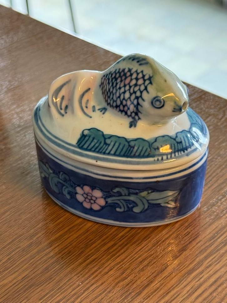 Chinees porselein doosje met koi karper, Antiek en Kunst, Antiek | Keramiek en Aardewerk, Ophalen of Verzenden