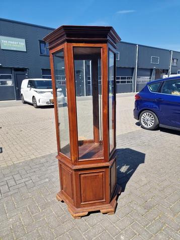 Vitrine kasten, nachtkastjes, kasten en tafels beschikbaar voor biedingen