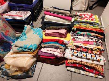 Twee big shoppers vol met lappen stof  beschikbaar voor biedingen