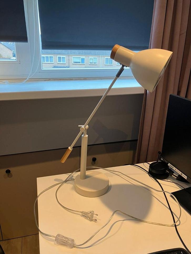 Stijlvolle witte tafellamp met houten accenten, Huis en Inrichting, Lampen | Tafellampen, Gebruikt, 50 tot 75 cm, Hout, Metaal