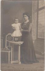 foto moeder en kind baby vrouw statiefoto, Verzamelen, Foto's en Prenten, Gebruikt, Ophalen of Verzenden, Voor 1940, Kind