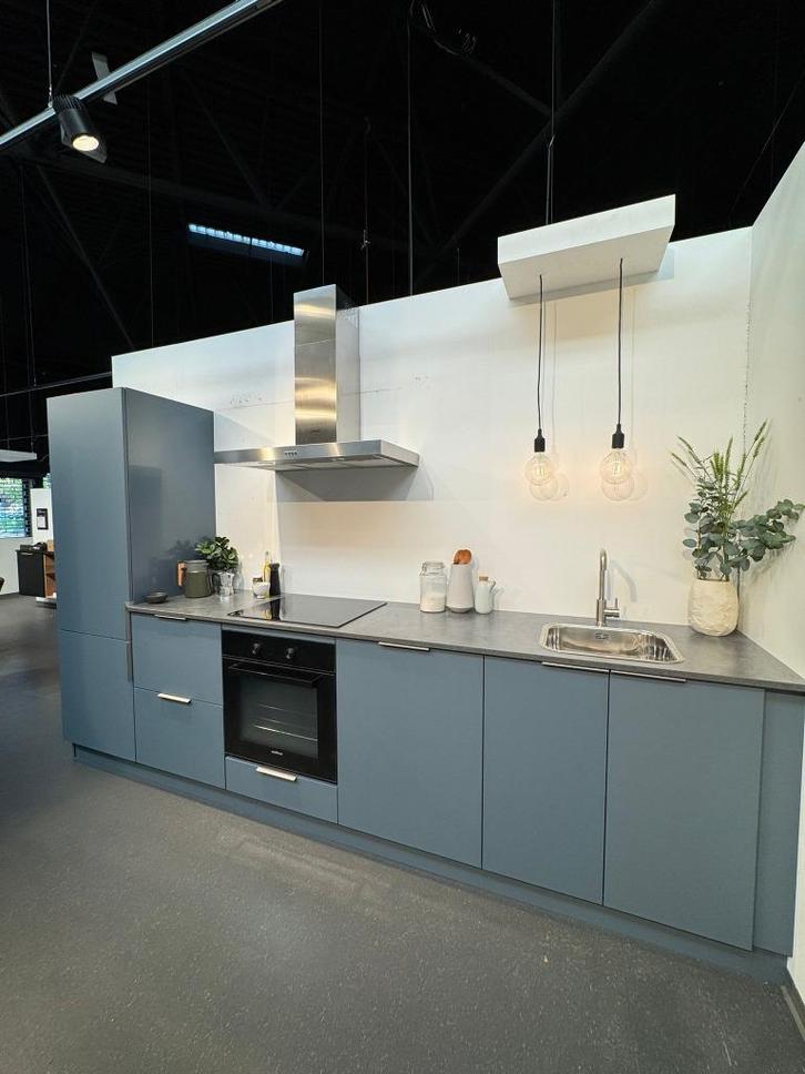 Complete Showroomkeuken 60% korting, Huis en Inrichting, Keuken | Complete keukens, Nieuw, Enkelwandige keuken, Blauw, Kunststof