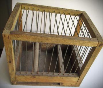 Vogelkooi~Antiek Houten Vogelkooitje~18 x 13 en 15 hoog beschikbaar voor biedingen