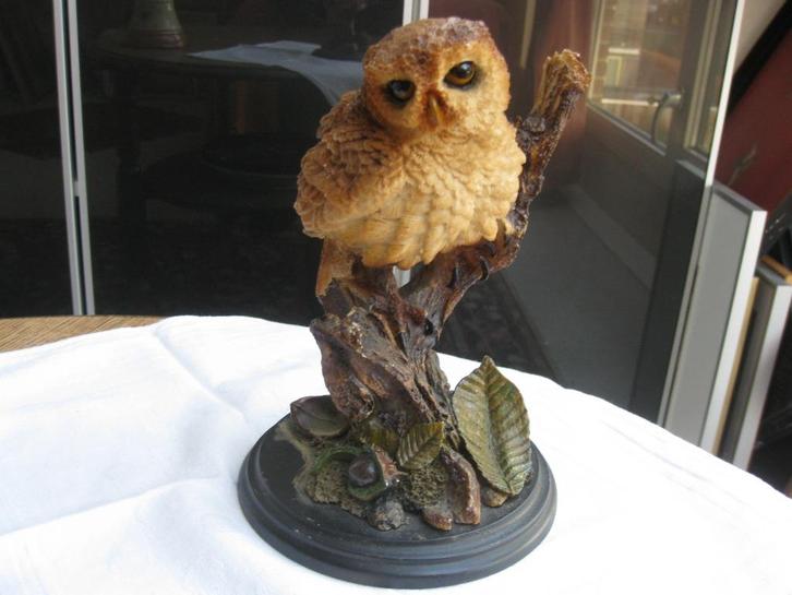 Mooi beeldje van een uil op een boomstam., Verzamelen, Beelden en Beeldjes, Zo goed als nieuw, Dier, Ophalen of Verzenden