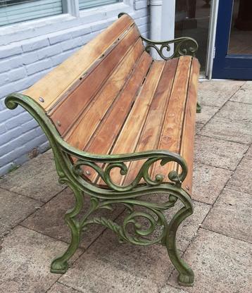 Tuinbank met gietijzer en houten latten beschikbaar voor biedingen