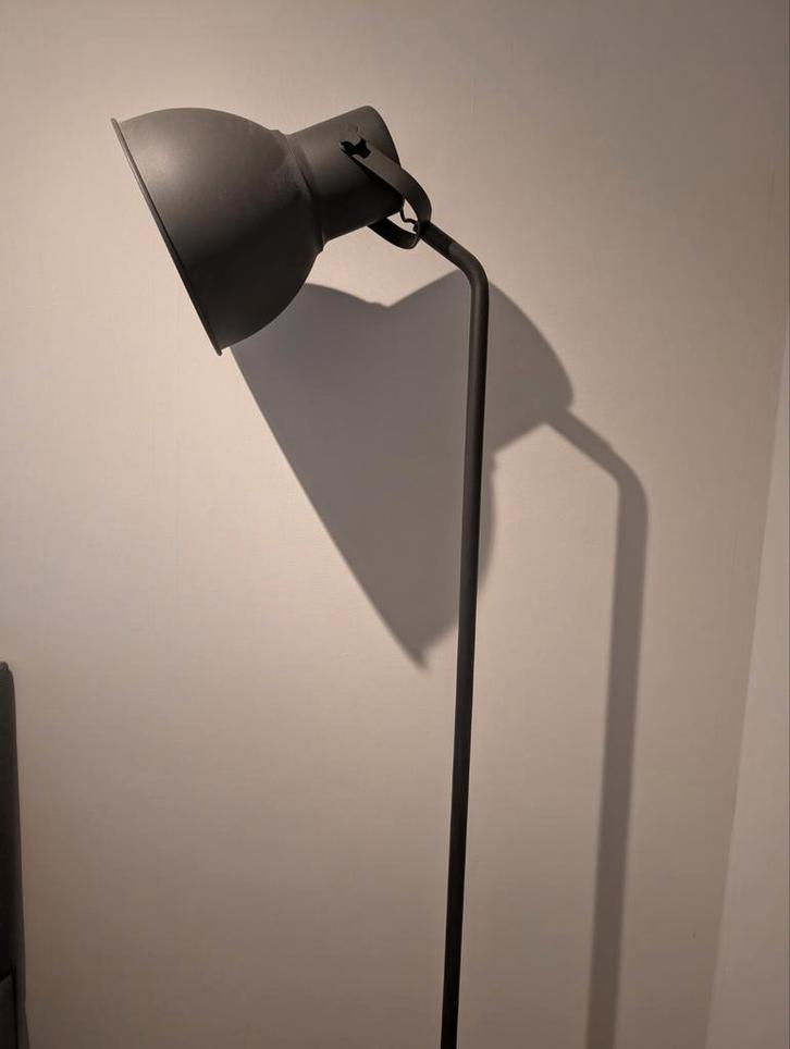 IKEA Hektar staande lamp – donkergrijs – €35, Huis en Inrichting, Lampen | Wandlampen, Zo goed als nieuw, Metaal, Ophalen of Verzenden