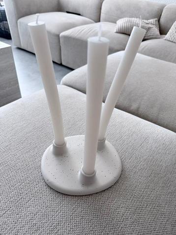 Keramische kandelaar, wit met spikkelpatroon beschikbaar voor biedingen