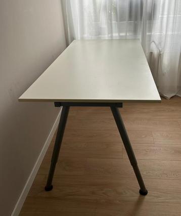 Wit Ikea bureau 160x80 cm (in hoogte verstelbaar)