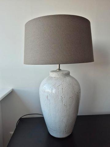 Kruiklamp met kap beschikbaar voor biedingen