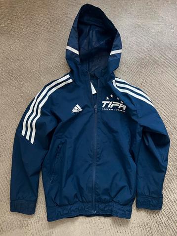 Adidas TIFA Jas Maat 128 beschikbaar voor biedingen