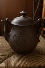 Antieke chocoladepot met reliëf – uniek dubbelportret, Antiek en Kunst, Antiek | Servies los, Ophalen