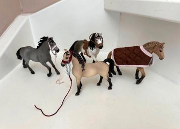 Schleich paarden nieuw met toebehoren. Mag per stuk of set beschikbaar voor biedingen