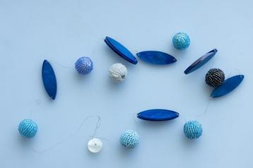 aparte blauwe ketting met kralen en parelmoer vormen beschikbaar voor biedingen