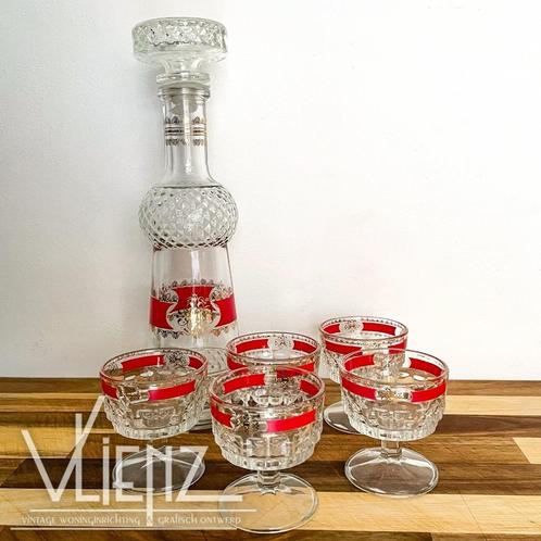 Vintage, retro karaf met vijf borrelglaasjes rood en goud, Verzamelen, Glas en Borrelglaasjes, Gebruikt, Borrel- of Shotglas, Ophalen of Verzenden