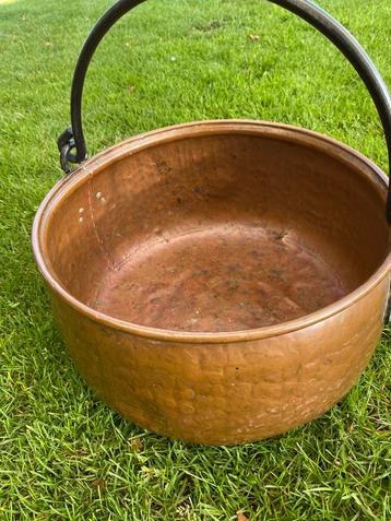 Rood koperen ketel beschikbaar voor biedingen