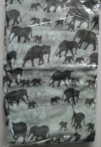 Lichtgroene sjaal met grijze olifantenopdruk, Kleding | Dames, Mutsen, Sjaals en Handschoenen, Nieuw, Ophalen of Verzenden, Sjaal
