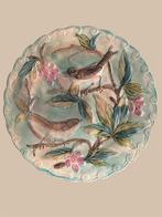 Antiek majolica geschulpt bord met vogels bes in barbotine, Antiek en Kunst, Antiek | Keramiek en Aardewerk, Ophalen of Verzenden