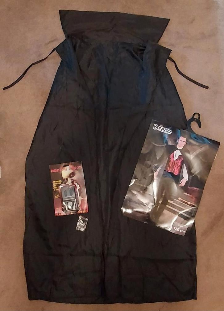Vampier Cape 120cm + Vampiertanden - Halloween, Hobby en Vrije tijd, Feestartikelen, Zo goed als nieuw, Kostuum, Halloween of Griezel