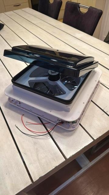 Nieuw Dakluik met 12 volt ventilator beschikbaar voor biedingen